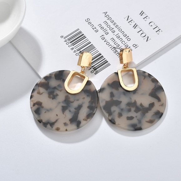 LAST ONE!! Tortoise Shell Earrings - Picture 4 of 4